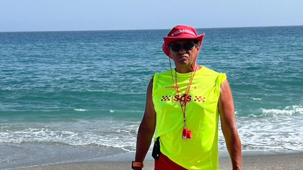 Guillermo, a sus 71 años, es todo un atleta y sigue al pie de la vigilancia en las playas de Torrox (Málaga)