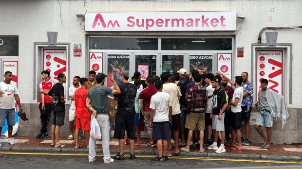 Largas colas de migrantes a la entrada de supermercados en Ceuta