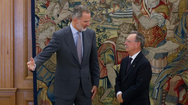Don Felipe con el presidente de Ceuta, Juan Jesús Vivas, en La Zarzuela