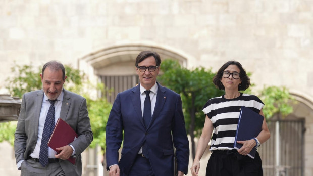 El presidente de la Generalitat de Cataluña, Salvador Illa, con los consejeros de Justicia e Interior