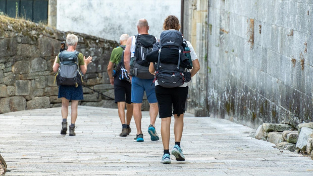 Peregrinos realizando el Camino de Santiago