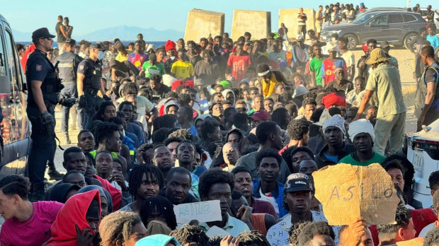Imagen de archivo de cientos de inmigrantes ilegales llegados a Ceuta el pasado 30 de julio