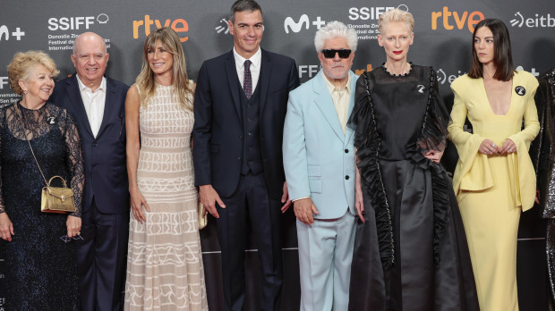 Pedro Sánchez y begoña Gómez junto a Pedro Almodóvar o la actriz Tilda Swinton, entre otros