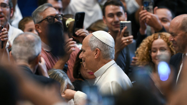 León XIV saluda a la multitud durante la audiencia general semanal en la basílica de San Pedro
