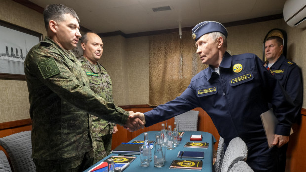 Vladimir Putin abordo del buque de misiles de crucero guiados Varyag en la Isla de Sajalín, frente a las islas Kuriles