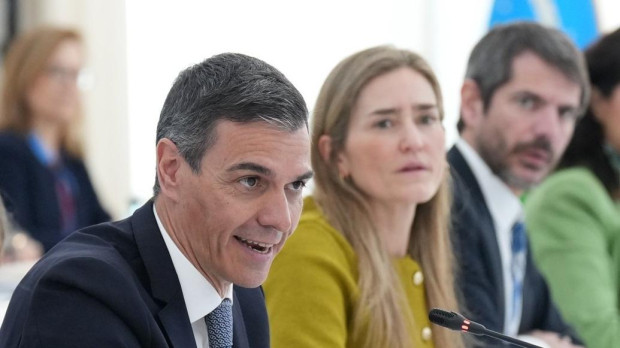 El presidente del Gobierno, Pedro Sánchez, la vicepresidenta Sara Aagesen, y el ministro de Cultura y dirigente de Sumar, Ernest Urtasun
