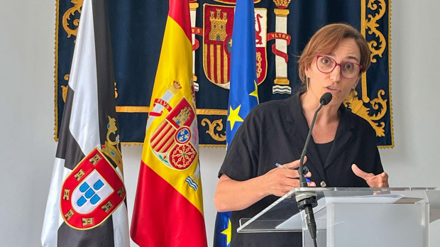 La ministra de sanidad Mónica García durante la rueda de prensa posterior a su encuentro con el presidente de Ceuta Juan Jesús Vivas