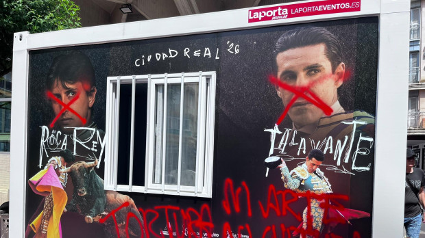 Los rostros de los toreros Roca Rey y Talavante vandalizados en C.Real