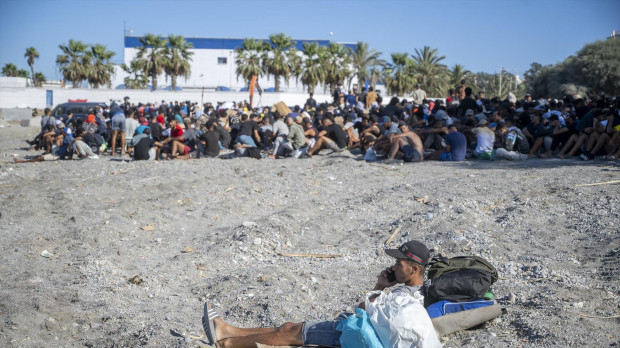 Varios inmigrantes en una playa, a 21 de agosto de 2026, en Ceuta (España).