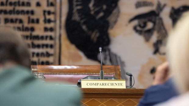 Asiento del compareciente vacío en la Comisión del Interior, en el Senado, a 20 de agosto de 2026