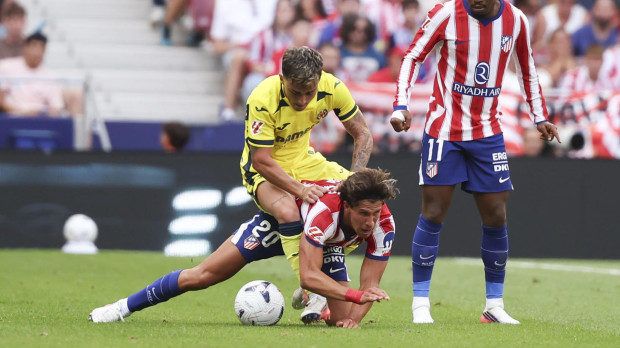 El centrocampista del Villarreal Alberto Moleiro pelea un balón con el centrocampista del Atlético de Madrid Giuliano Simeone