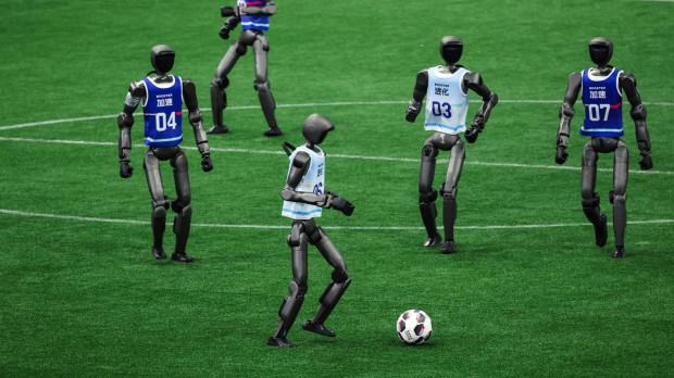 Robots humanoides jugando al fútbol durante la World Humanoid Robot Games