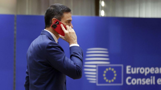 Pedro Sánchez, hablando por su teléfono móvil