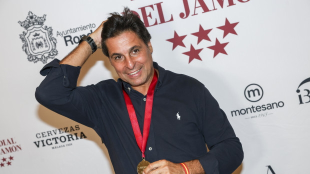 Francisco Rivera durante la entrega de medallas de oro  Amante del jamón