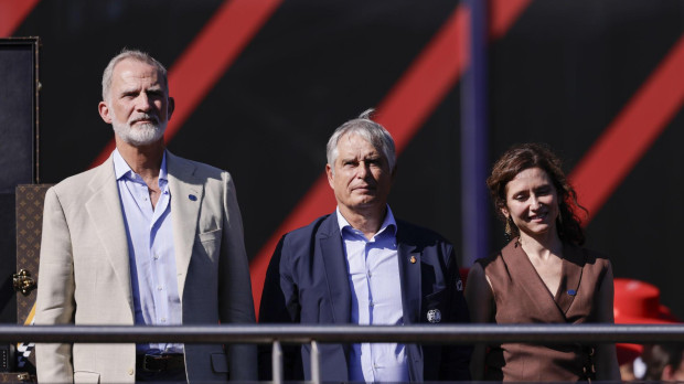 El Rey Felipe VI, junto al presidente del Real Automóvil Club de España (RACE), Carmelo Sanz de Barros (c), y la presidenta de la Comunidad de Madrid, Isabel Díaz Ayuso
