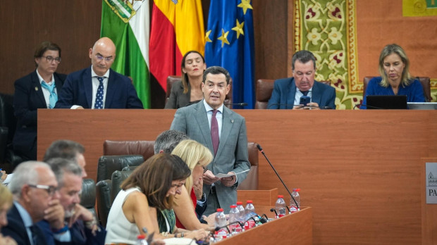 El presidente de la Junta de Andalucía, Juanma Moreno, en la primera jornada del Pleno del Parlamento andaluz