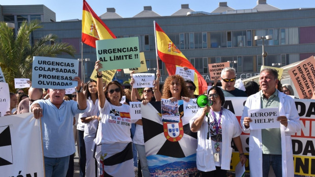 Médicos y sanitarios de Ceuta manifestándose