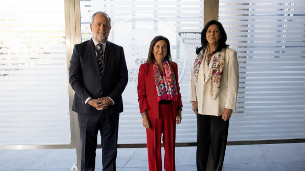 La ministra de Defensa, Margarita Robles, junto a la directora del CNI, Esperanza Casteleiro, y el secretario general, Luis García Terán
REMITIDA / HANDOUT por MINISTERIO DE DEFENSA
Fotografía remitida a medios de comunicación exclusivamente para ilustrar la noticia a la que hace referencia la imagen, y citando la procedencia de la imagen en la firma
18/9/2026