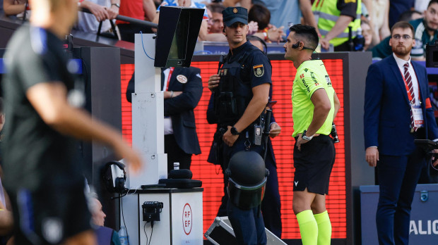 Miguel Ángel Ortiz Arias consulta el VAR durante el Atlético de Madrid - Real Madrid