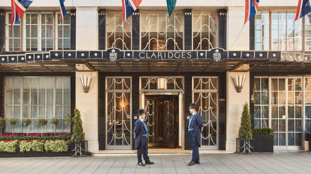 Entrada principal al hotel Claridge's de Londres, guardián de muchas historias