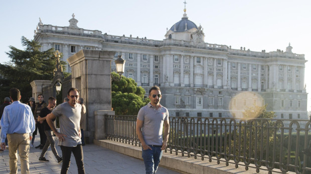 Alejandro Amenábar pasea cerca del Palacio Real de Madrid