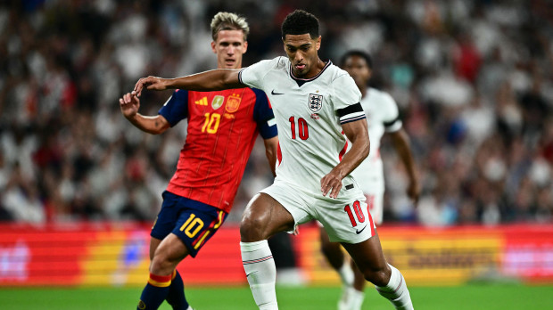 Dani Olmo y Jude Bellingham luchan por un balón en el Inglaterra - España