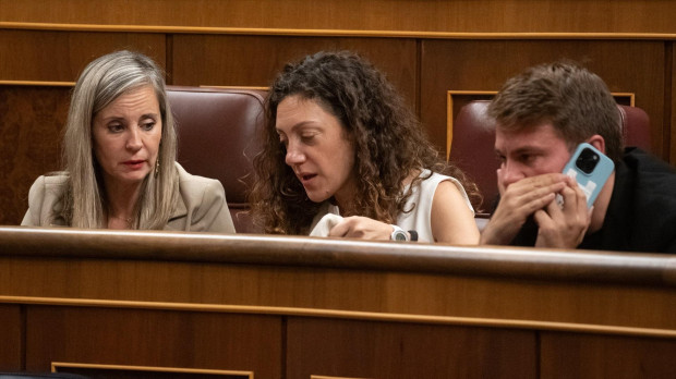 La portavoz de Sumar en el Congreso, Verónica Martínez Barbero (i) y la portavoz adjunta de Sumar en el Congreso y miembro de Comuns, Aina Vidal (c), durante una sesión plenaria en el Congreso de los Diputados, a 29 de septiembre de 2026, en Madrid (España). El Pleno del Congreso debatirá y votará hoy la toma en consideración de una proposición de ley del PP para acortar el tiempo de formación de los futuros jueces estableciendo un modelo intensivo de al menos nueve meses de programa formativo teórico-práctico, compatible con las prácticas tuteladas en órganos judiciales, y que sustituya a la etapa actual de sustitución y refuerzo.

Fernando Sánchez / Europa Press
29 SEPTIEMBRE 2026;PLENO;SESIÓN PLENARIA;CONGRESO;DIPUTADOS;
29/9/2026