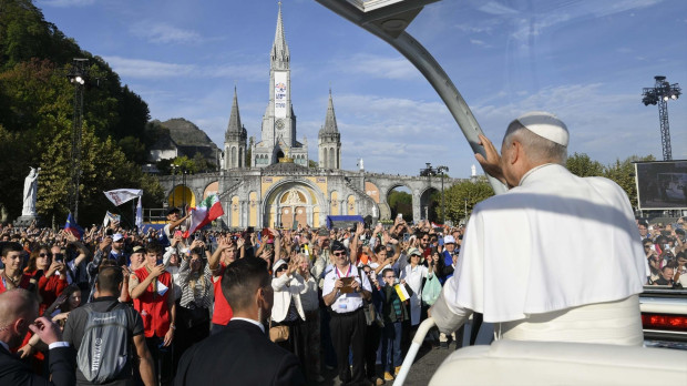 León XIV bendice a la multitud que le esperaba en el santuario de Lourdes el pasado 27 de septiembre