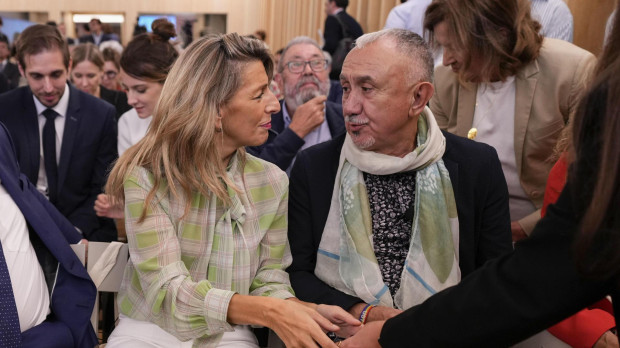 La vicepresidenta segunda y ministra de Trabajo y Economía Social, Yolanda Díaz conversa con el secretario general de UGT, Pepe Álvarez