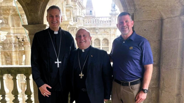 Monseñor Ronald A. Hicks, a la izquierda, con el arzobispo de Santiago, monseñor Francisco José Prieto Fernández