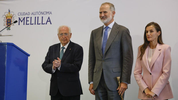 La Reina Letizia (d) y el Rey Felipe (c) posan junto al presidente de Melilla, Juan José Imbroda (i), durante su visita a la ciudad