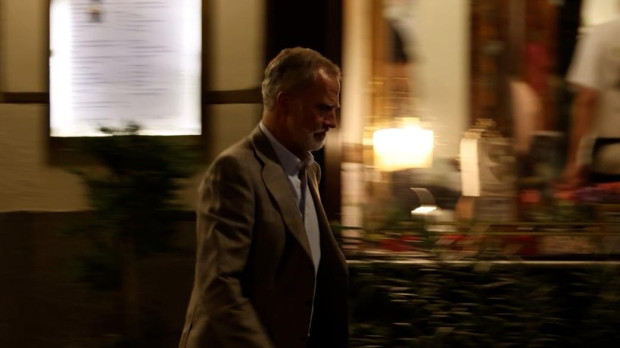 El Rey Felipe saliendo del restaurante
