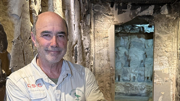 José Manuel Galán, en el interior de la tumba de Djehuty