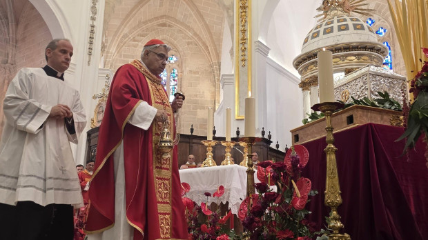 Momento en el que el cardenal Marcelo Semeraro bendice las reliquias de algunos de los beatos.