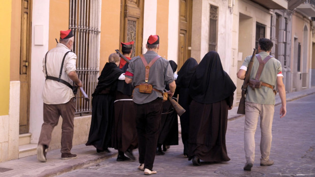 María Teresa y sus cuatro hijas, escoltadas por los milicianos, según la recreación de la película que se estrena el 13 de noviembre