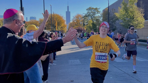 La hermana Stephanie Baliga corriendo la maratón de Chicago