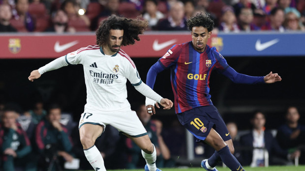 Lamine Yamal y Marc Cucurella pelean un balón en el FC Barcelona - Real Madrid