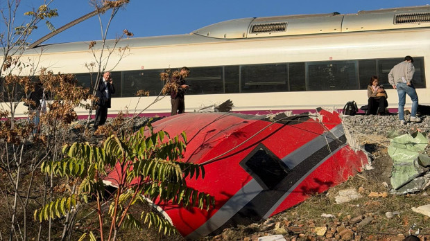 La vía del tren atraviesa por completo un vagón del AVE
