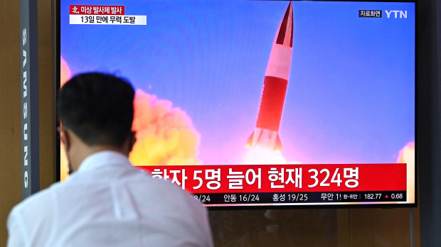 Transmisión de una prueba de misiles de Corea del Norte, en una estación de tren en Seúl