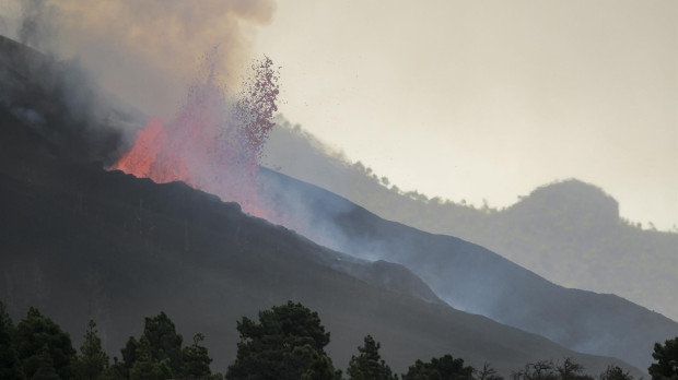 La erupción volcánica de La Palma continúa activa, con abundante material magmático que impide la recolección de las plataneras.