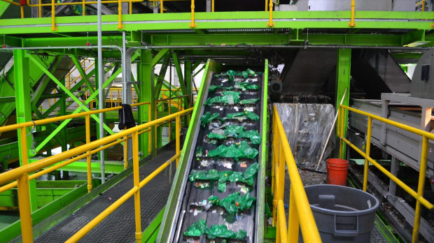 Vista de una planta de reciclaje de botellas de plástico.