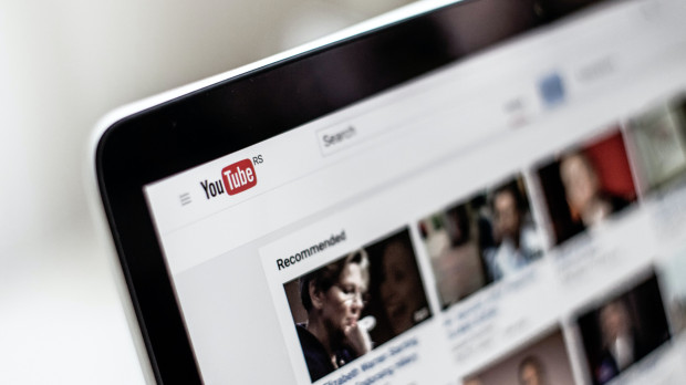 El examen de la UE mostró que la eliminación de discursos de odio se redujo en Facebook y YouTube