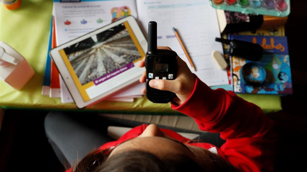 Una alumna sigue, como puede, las clases desde casa