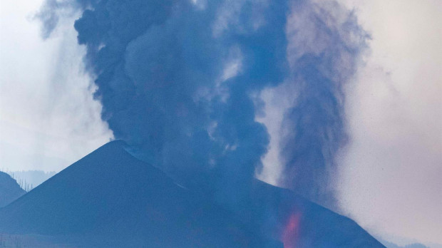 El volcán Cumbre Vieja no da tregua y ha sufrido la caída parcial de su cono emitiendo grandes cantidades de lava