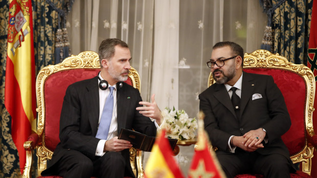 El Felipe VI dialoga con Mohamed VI en una visita a Marruecos