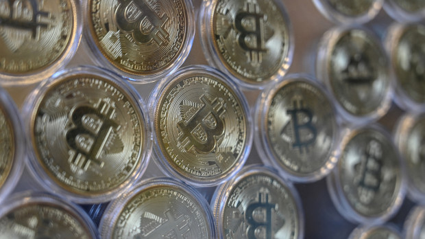 Imitación física de un Bitcoin en una tienda de criptomonedas 'Bitcoin Change' en Estambul