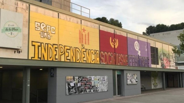 Mural con pintadas independentistas en la UAB