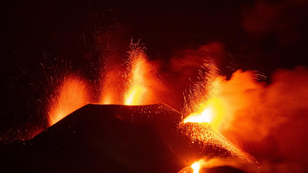 Actividad eruptiva del volcán Cumbre Vieja, en la isla canaria de La Palma, este viernes por la noche