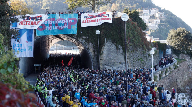 Manifestación por los presos de ETA en Donostia con el apoyo de ERC y JxCat