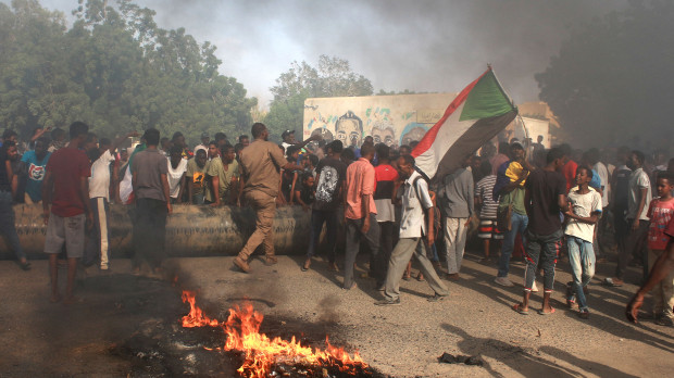 Sudaneses protestan contra el golpe de Estado militar que anuló la transición a un Gobierno civil